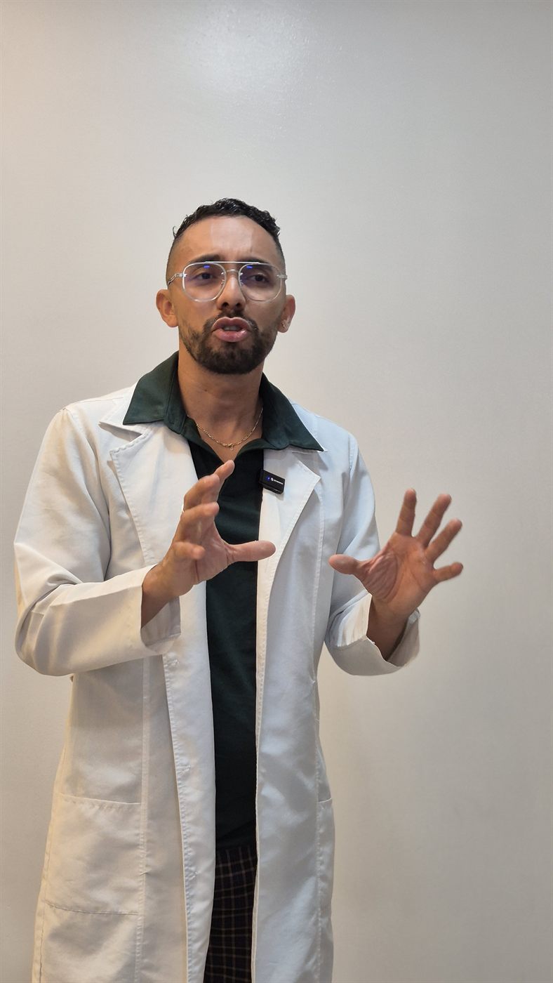Dr. Jan Lío explicando