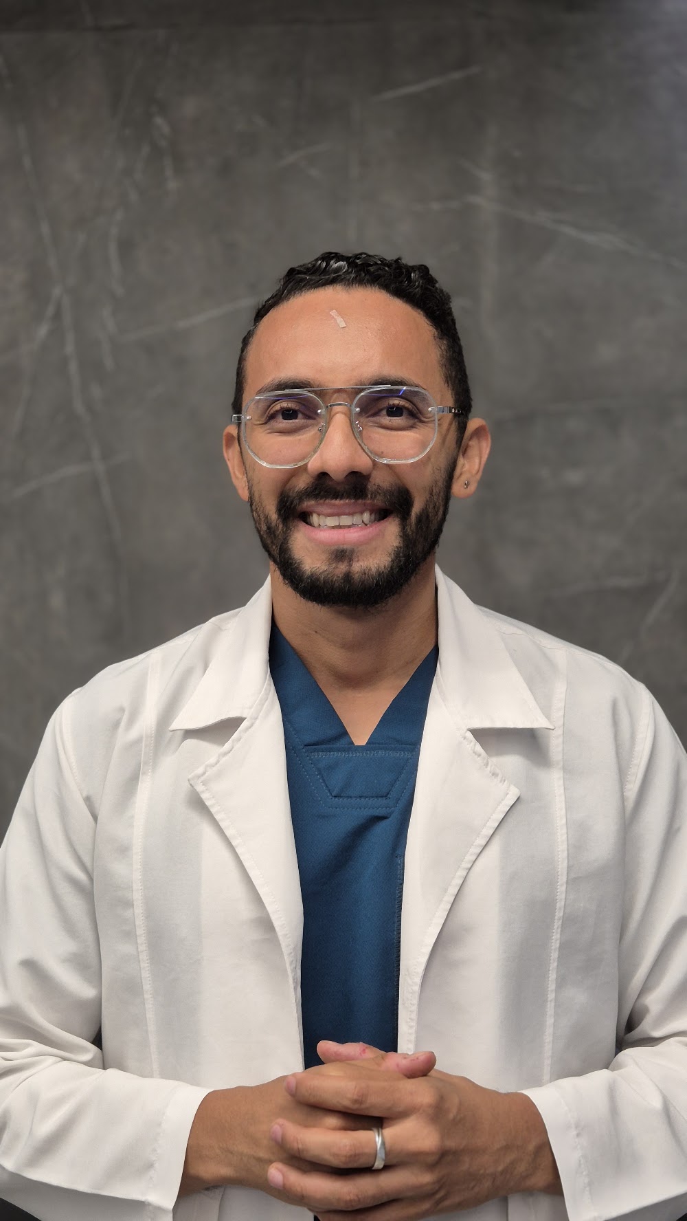 Dr. Jan Lío, médico de medicina funcional y longevidad, en su consultorio